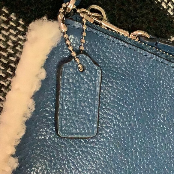 Coach blue leather Sherpa trimmed zippered wristlet - Picture 5 of 7